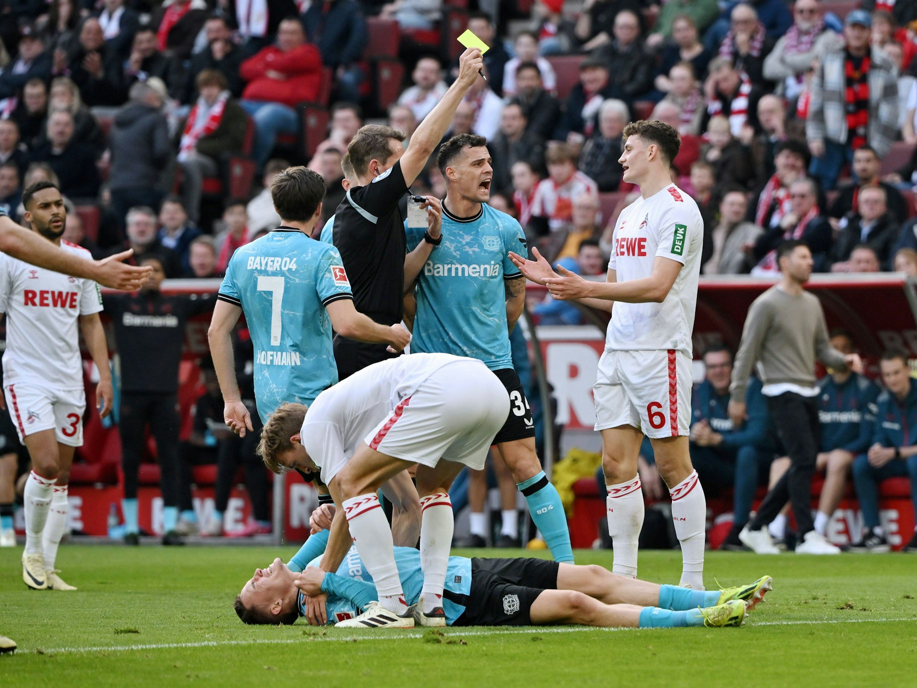 FC-Sechser Eric Martel sieht im Spiel gegen Bayer Leverkusen (3. März 2024) nach einem Foul an Florian Wirtz die Gelbe Karte.