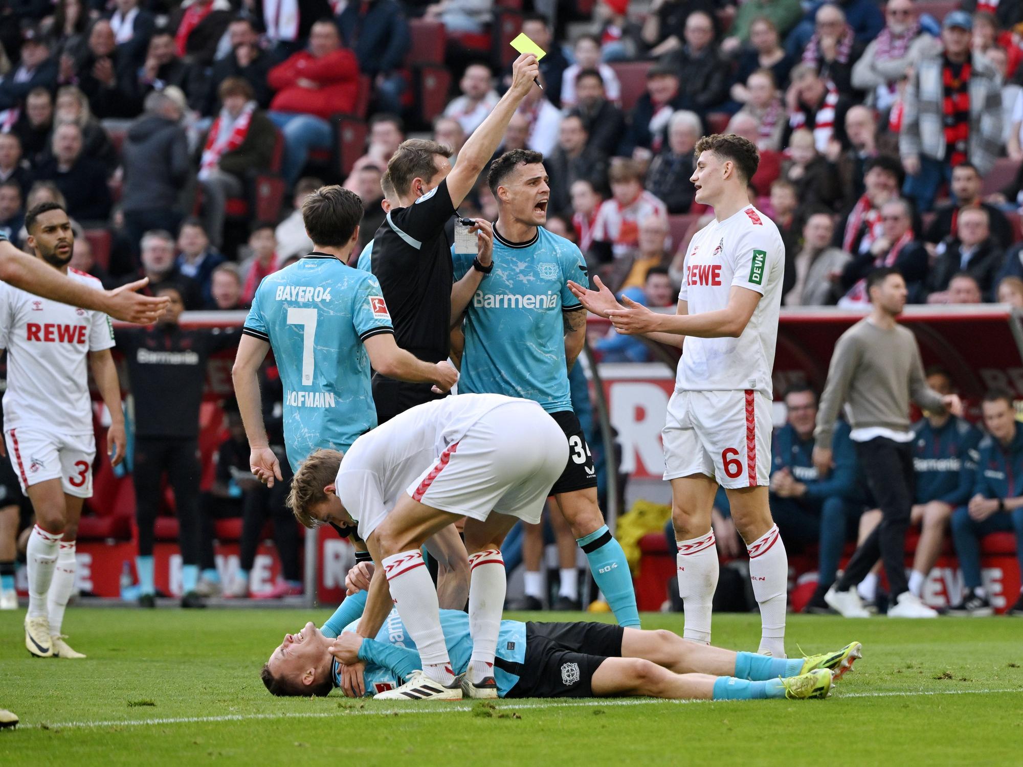 FC-Sechser Eric Martel sieht im Spiel gegen Bayer Leverkusen (3. März 2024) nach einem Foul an Florian Wirtz die Gelbe Karte.