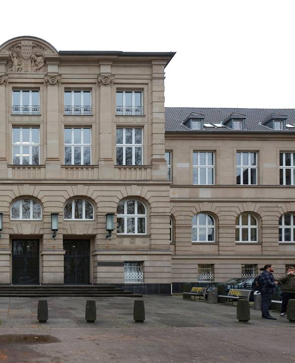 Blick von außen auf das Hauptgebäude der Technischen Hochschule in Köln.