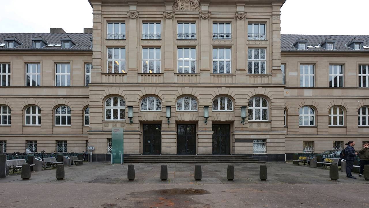 Blick von außen auf das Hauptgebäude der Technischen Hochschule in Köln.