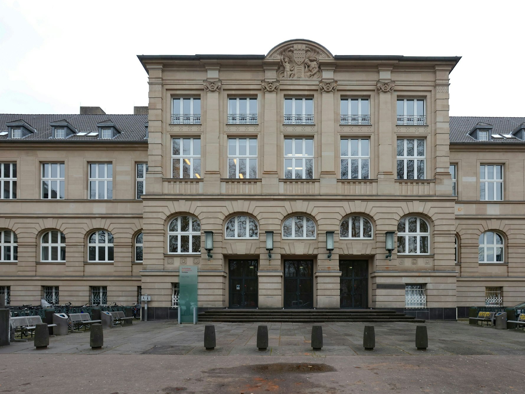 Blick von außen auf das Hauptgebäude der Technischen Hochschule in Köln.