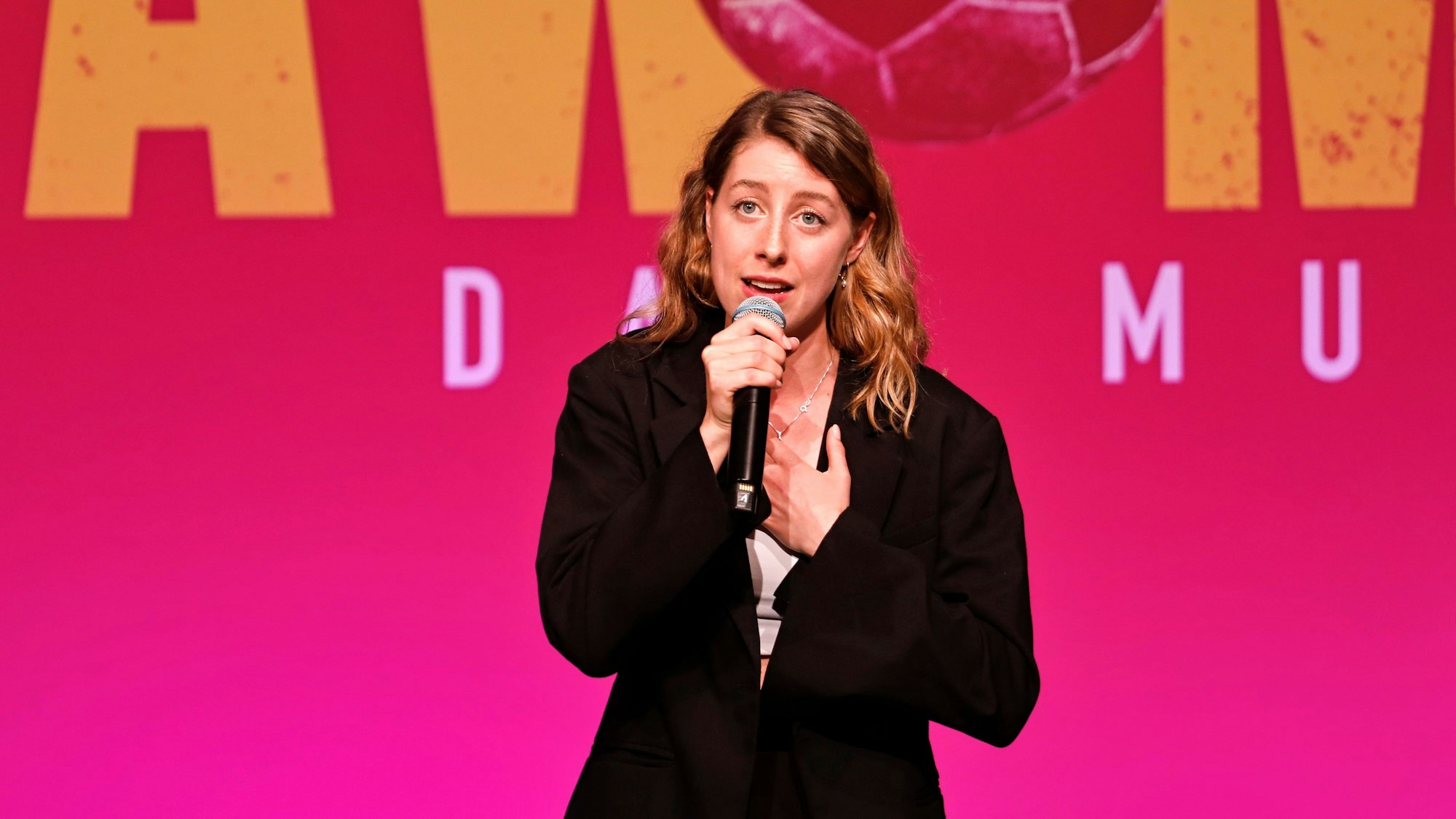 Antonia Kalinowski bei der Vorstellung des Musicals „Kick Like a Woman“.