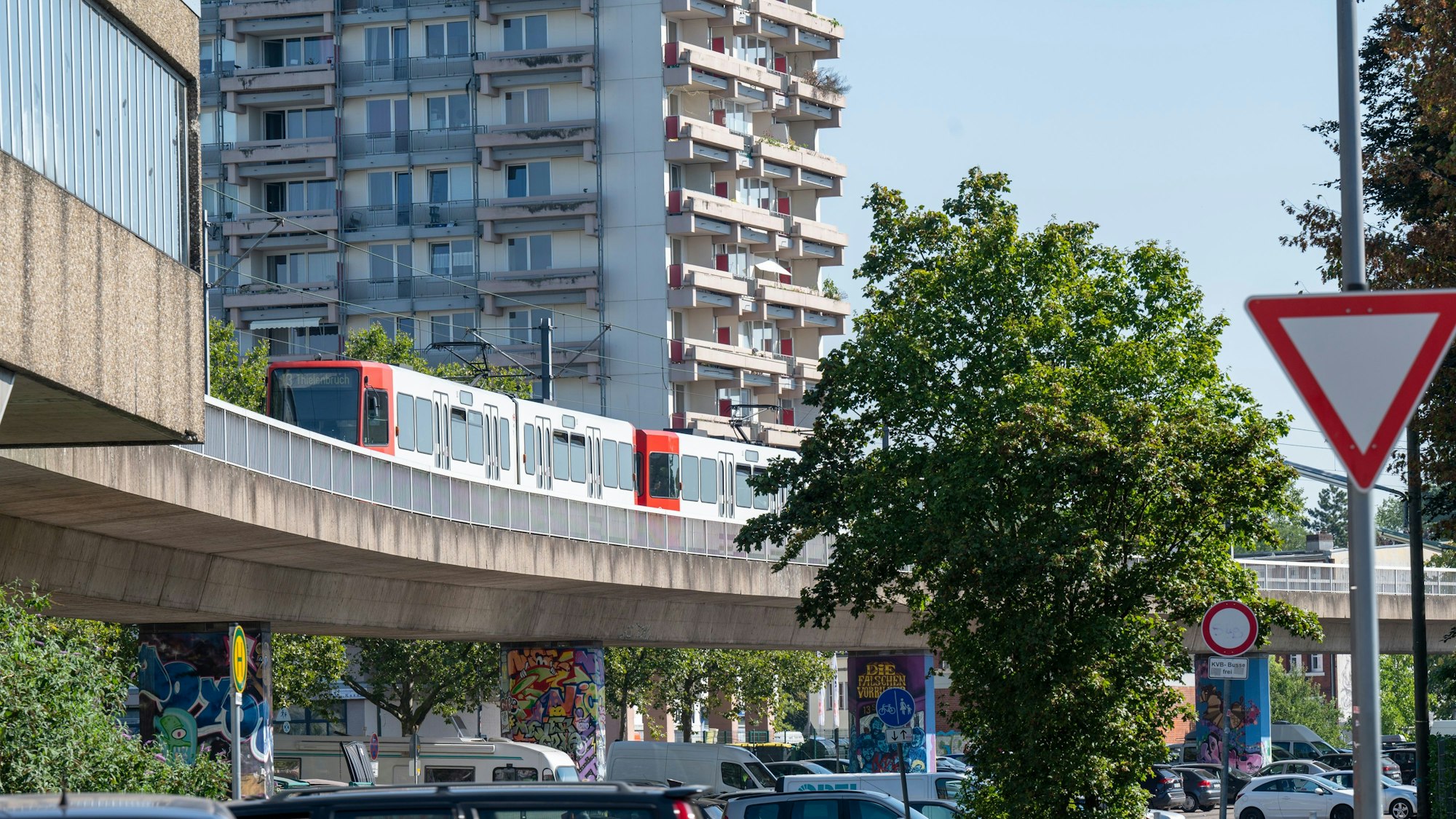 Die Hochbahn in Nippes zwischen Niehler Kirchweg und Neusser Straße.
