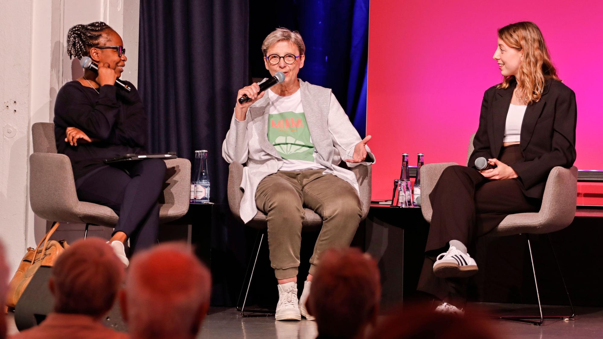 Shary Reeves (l.) im Gespräch mit Hannelore Geilen (M.) und Antonia Kalinowski.
