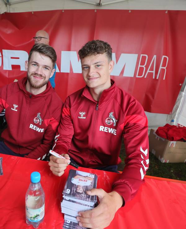Wie hier im Jahr 2023 mit Jan Thielmann und Eric Martel, soll es in dieser Saison wieder eine offizielle Saisoneröffnung für die Fans des 1. FC Köln geben.