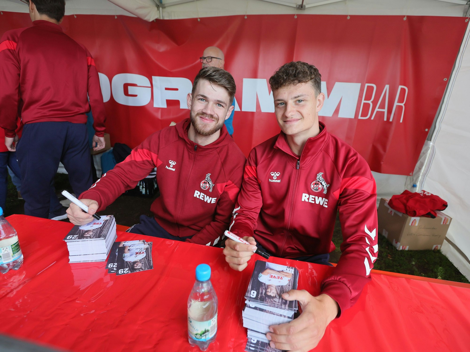 Jan Thielmann und Eric Martel bei einer Autogrammm-Stunde