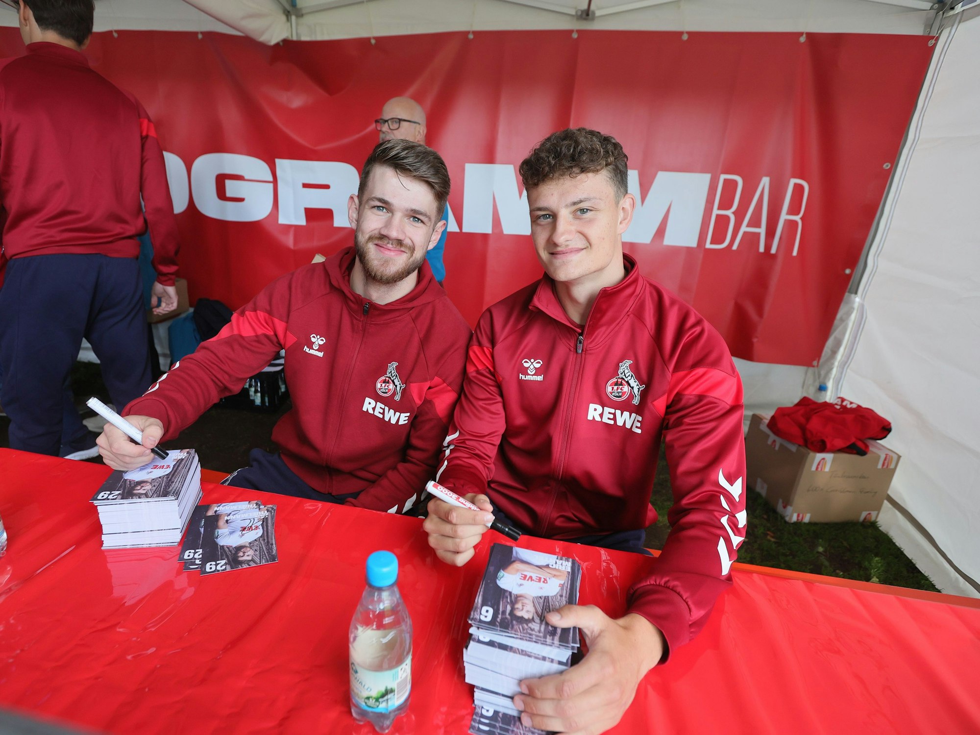 Wie hier im Jahr 2023 mit Jan Thielmann und Eric Martel, soll es in dieser Saison wieder eine offizielle Saisoneröffnung für die Fans des 1. FC Köln geben.