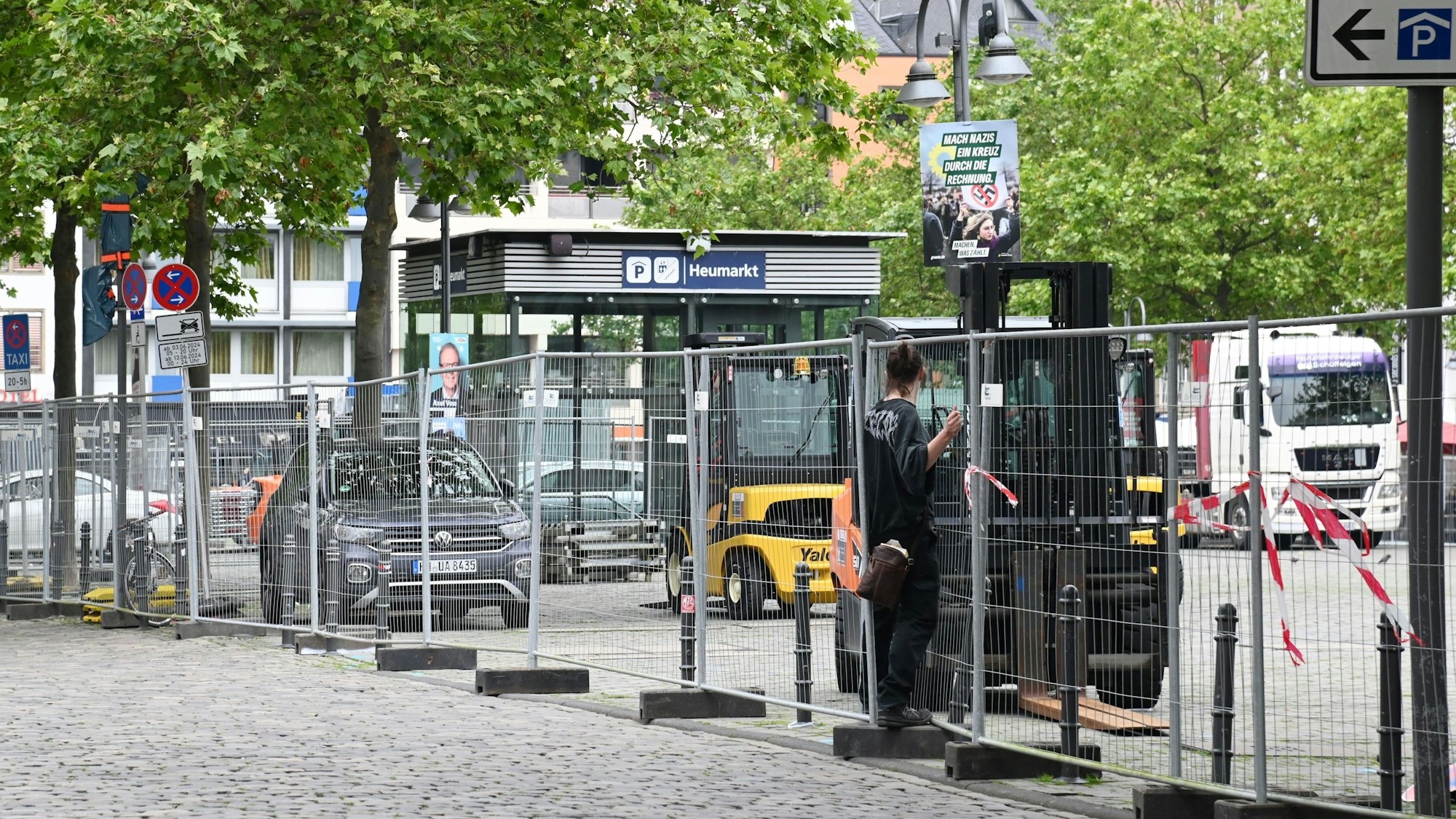 In der Stadt laufen die ersten Aufbauarbeiten für das Public Viewing der EM.