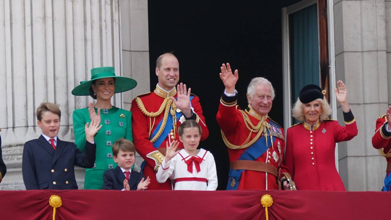 Auf dieses Foto hoffen Millionen Briten, Britinnen und Royal-Fans aus der ganzen Welt: Prinzessin Kate im Kreise der königlichen Familie bei „Trooping the colour“. Bei der Geburtstagsparade am 17. Juni 2023 erschienen die Royals gemeinsam auf dem Balkon. Das Foto zeigt (v.l.) Prinz George, Prinz Louis, Prinzessin Charlotte, dahinter Prinzessin Kate und Prinz William sowie König Charles III. und Königin Camilla.