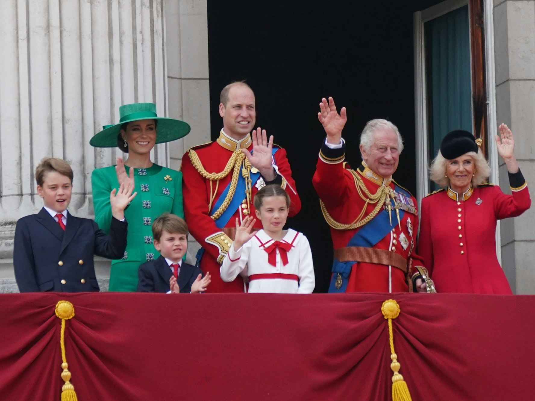 Auf dieses Foto hoffen Millionen Briten, Britinnen und Royal-Fans aus der ganzen Welt: Prinzessin Kate im Kreise der königlichen Familie bei „Trooping the colour“. Bei der Geburtstagsparade am 17. Juni 2023 erschienen die Royals gemeinsam auf dem Balkon. Das Foto zeigt (v.l.) Prinz George, Prinz Louis, Prinzessin Charlotte, dahinter Prinzessin Kate und Prinz William sowie König Charles III. und Königin Camilla.