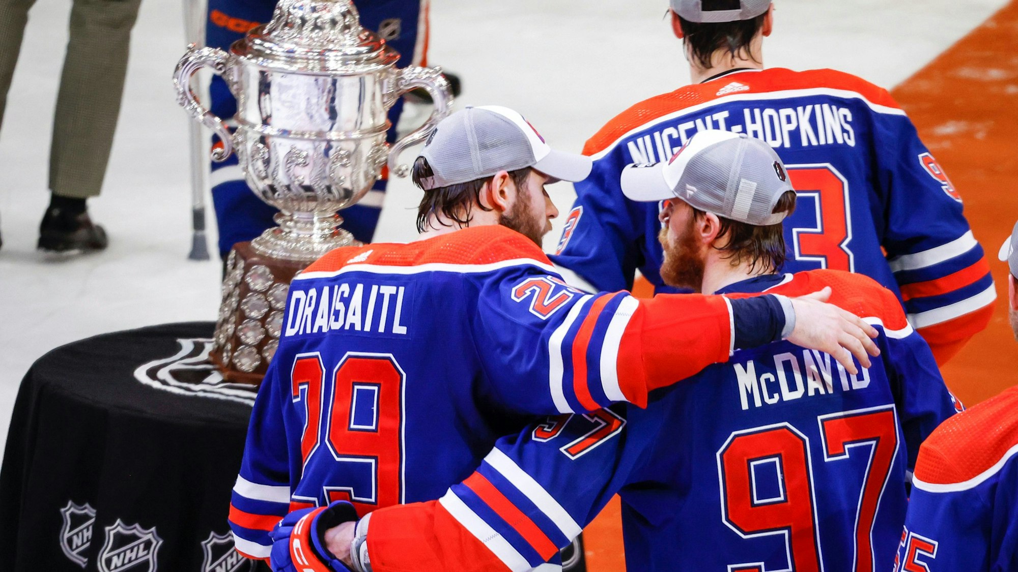 Leon Draisaitl und Connor McDavid jubeln nach dem Sieg in der Western Conference.