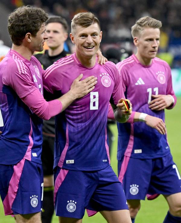 Deutschlands Spieler gehen jubelnd vom Platz.