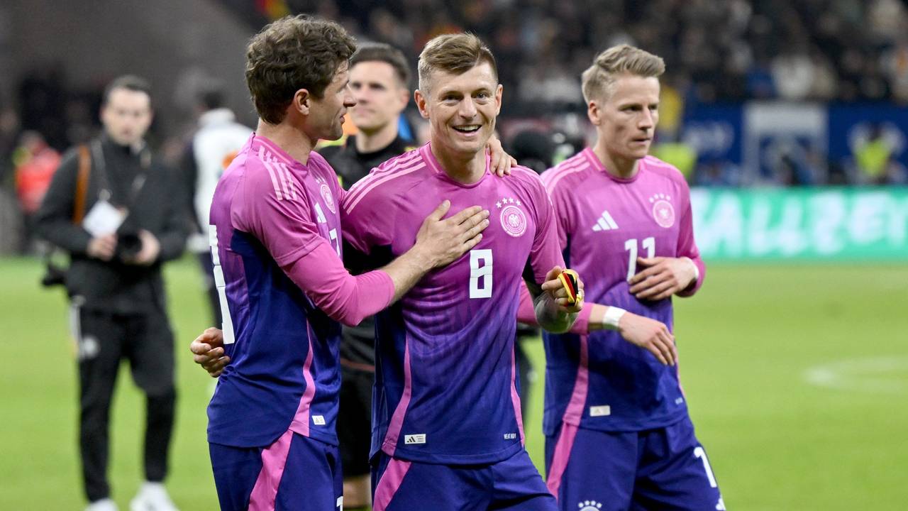 Deutschlands Spieler gehen jubelnd vom Platz.