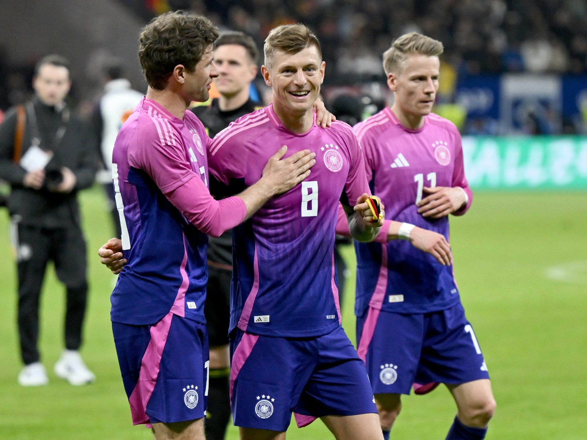 Deutschlands Spieler gehen jubelnd vom Platz.