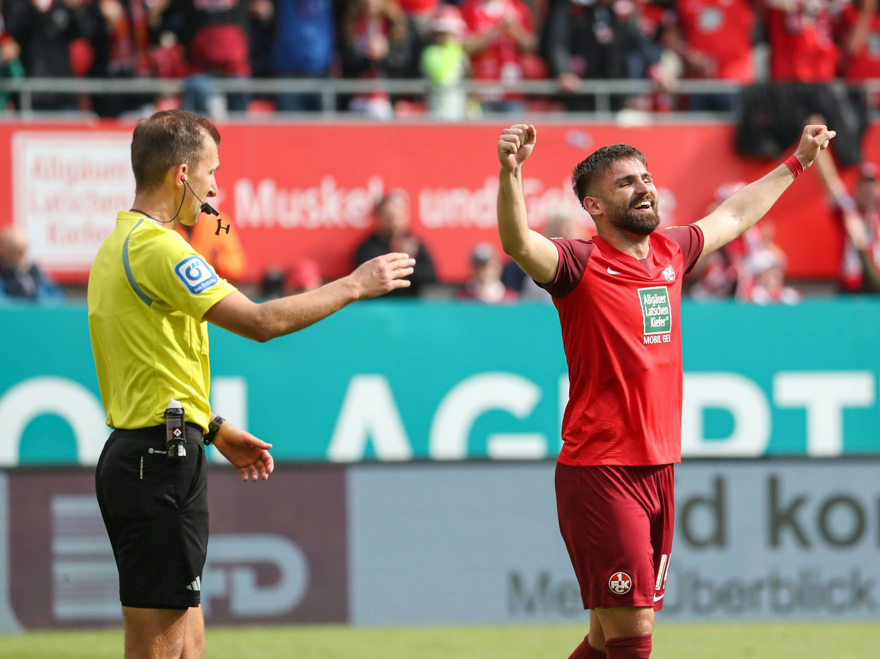 Köln-Leihgabe Nikola Soldo während des Abpfiffs in der Partie zwischen Kaiserslautern und Eintracht Braunschweig am 19. Mai 2024.