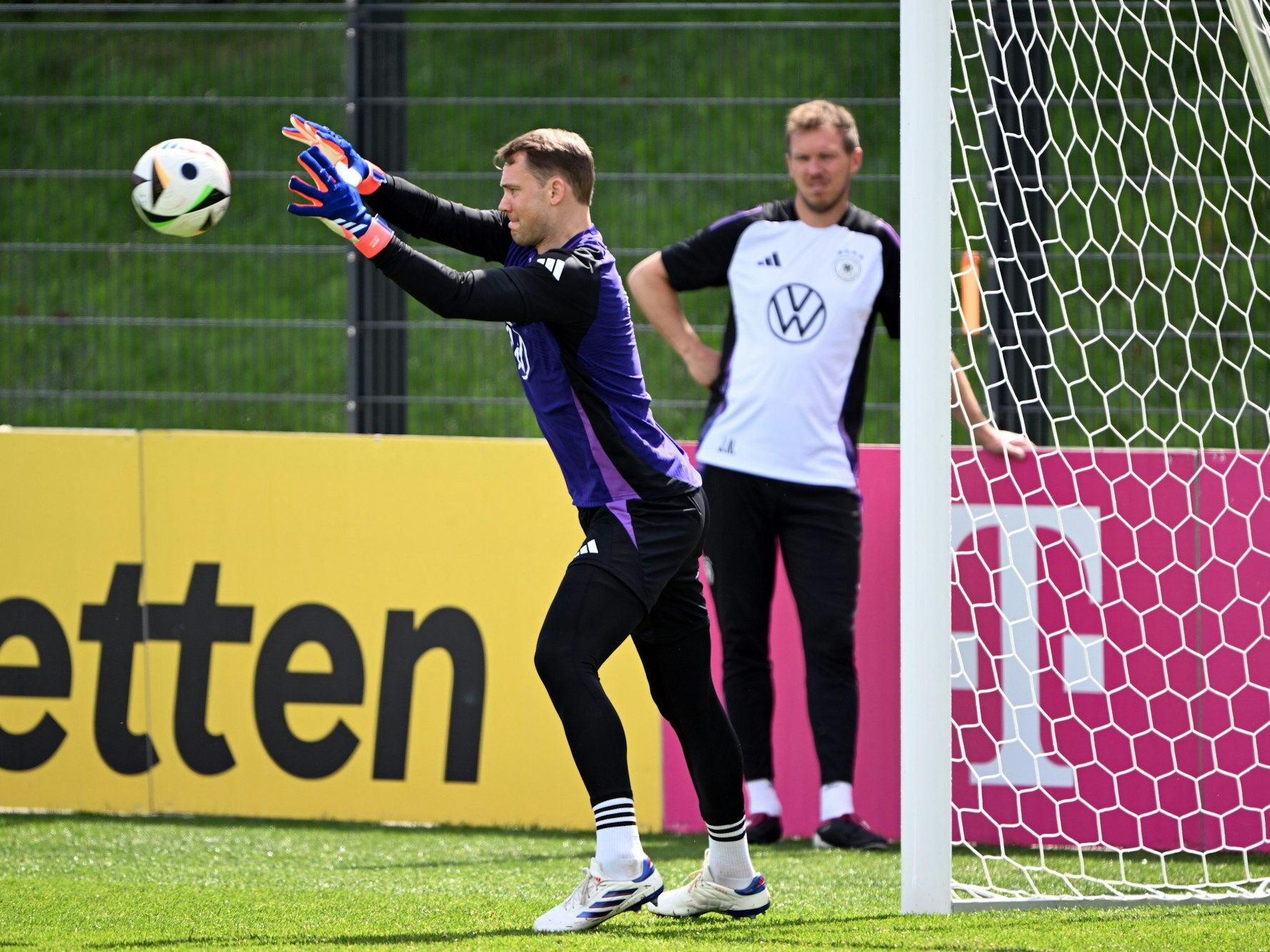 Julian Nagelsmann beobachtet Manuel Neuer während des Trainings.