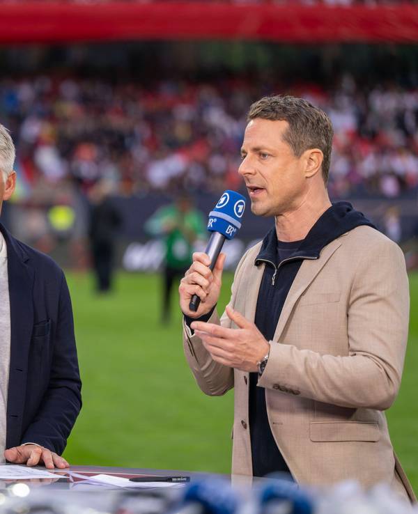 ARD-Experte Bastian Schweinsteiger (l.) gemeinsam mit Moderator Alexander Bommes beim Länderspiel zwischen Deutschland und der Ukraine am 3. Juni 2024.