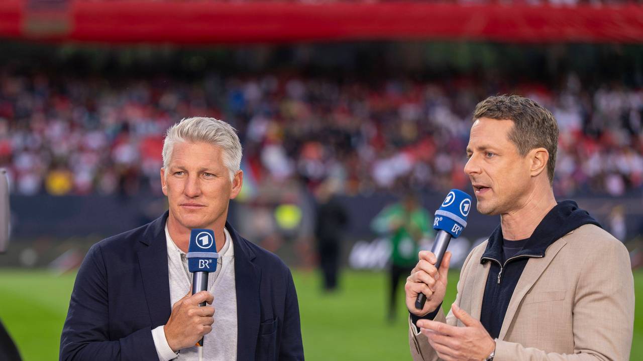 ARD-Experte Bastian Schweinsteiger (l.) gemeinsam mit Moderator Alexander Bommes beim Länderspiel zwischen Deutschland und der Ukraine am 3. Juni 2024.