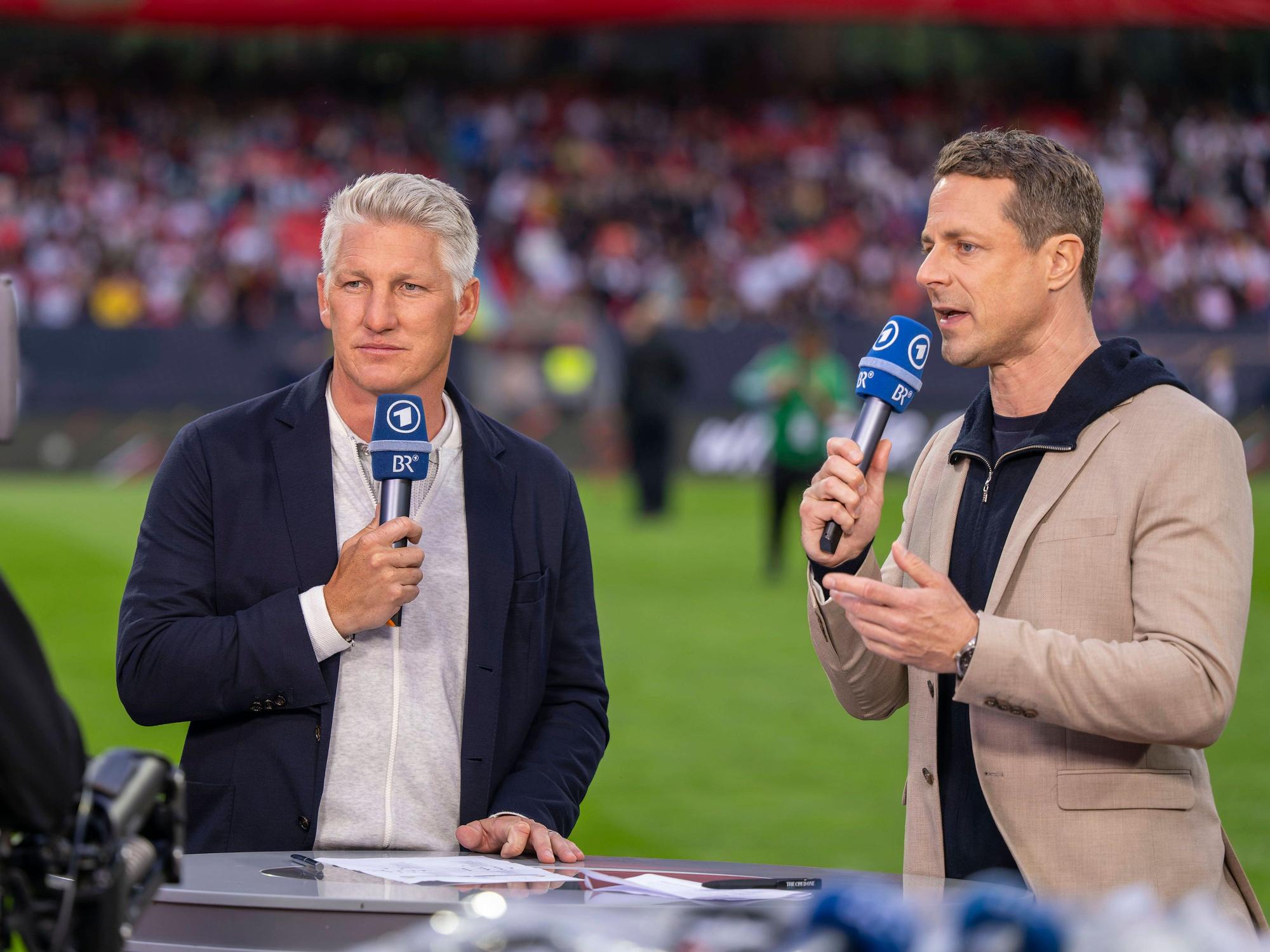 ARD-Experte Bastian Schweinsteiger (l.) gemeinsam mit Moderator Alexander Bommes beim Länderspiel zwischen Deutschland und der Ukraine am 3. Juni 2024.