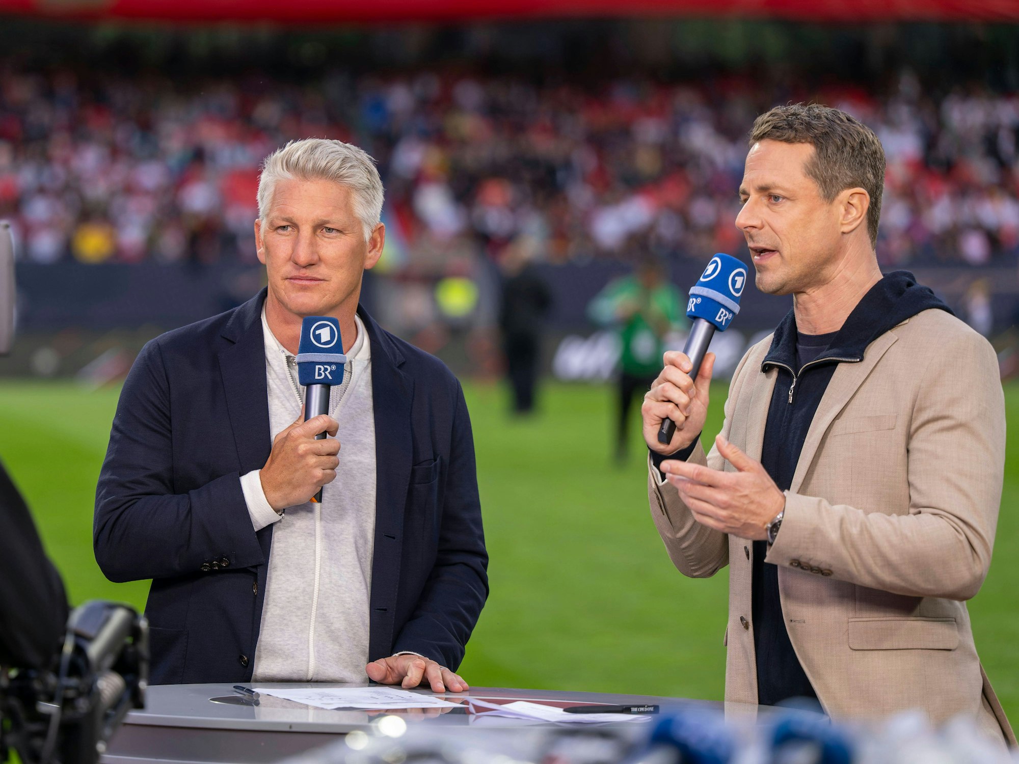 ARD-Experte Bastian Schweinsteiger (l.) gemeinsam mit Moderator Alexander Bommes beim Länderspiel zwischen Deutschland und der Ukraine am 3. Juni 2024.