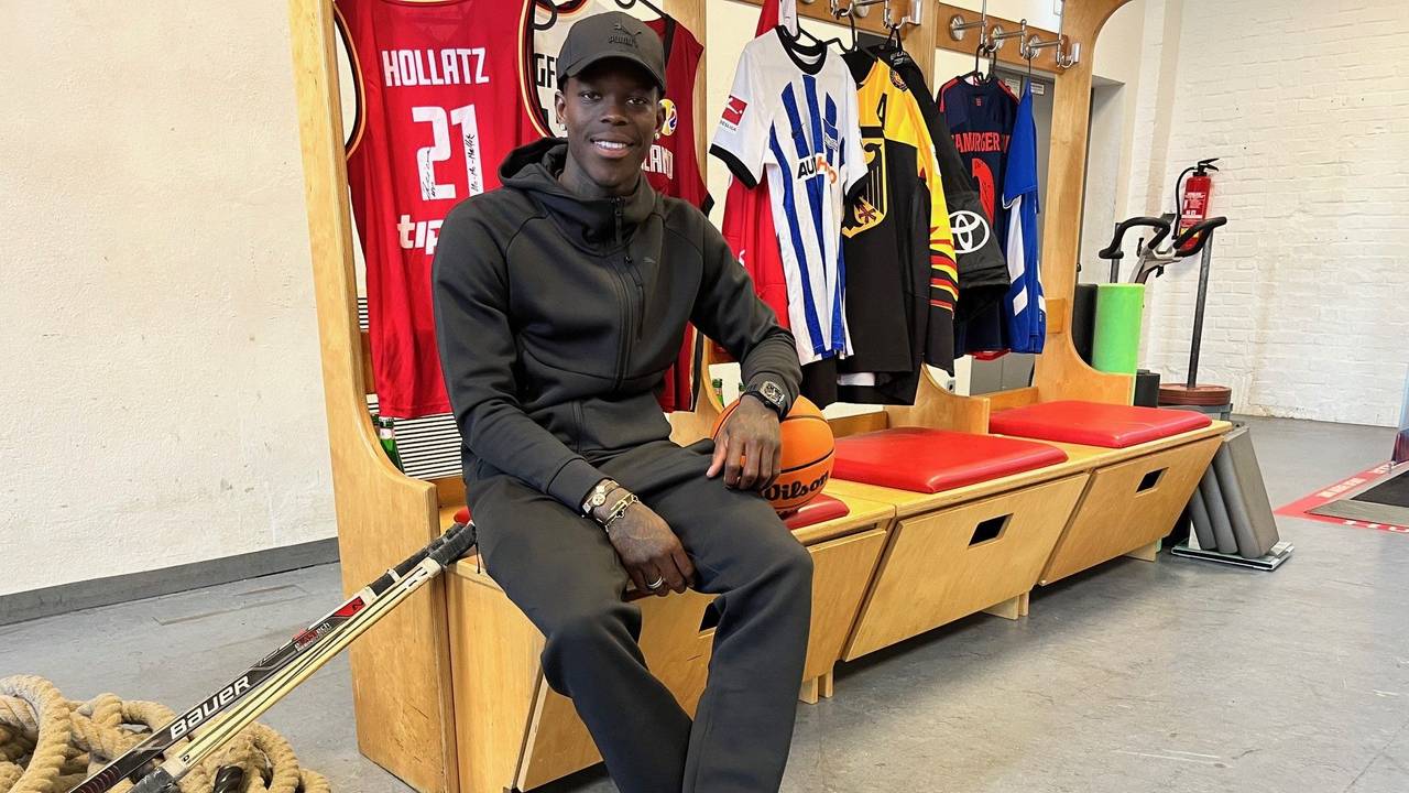 NBA-Star Dennis Schröder in Köln.