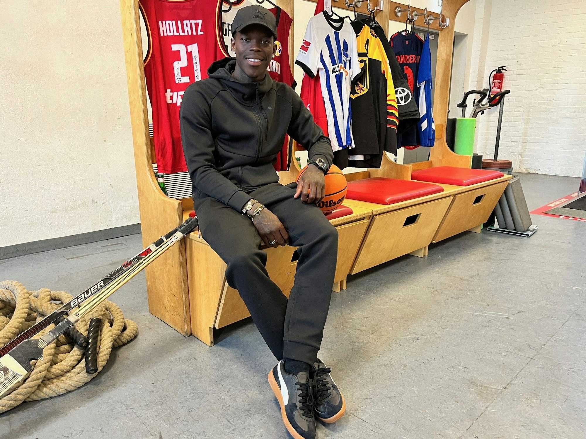 NBA-Star Dennis Schröder in Köln.
