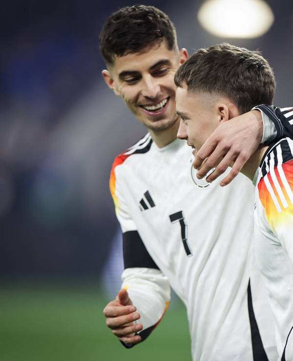 Deutschlands Florian Wirtz (r) und Kai Havertz feiern das Tor von Wirtz zum 1:1 gegen Frankreich.