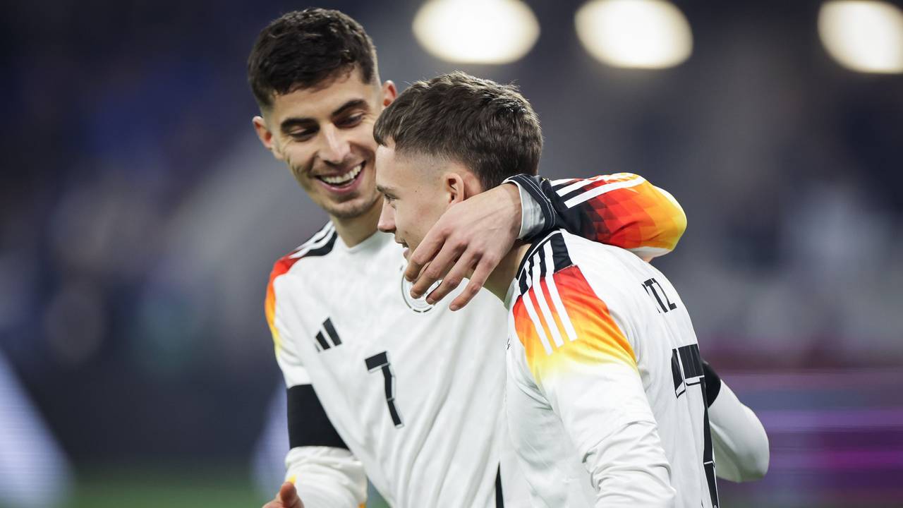 Deutschlands Florian Wirtz (r) und Kai Havertz feiern das Tor von Wirtz zum 1:1 gegen Frankreich.