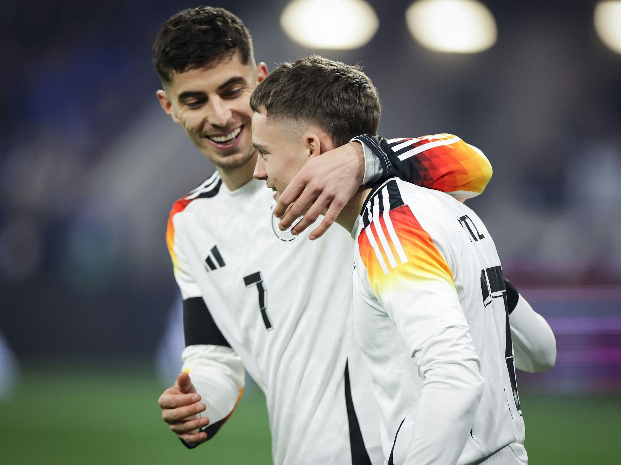 Deutschlands Florian Wirtz (r) und Kai Havertz feiern das Tor von Wirtz zum 1:1 gegen Frankreich.