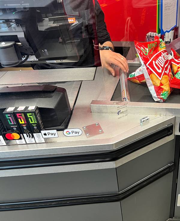 Ware auf dem Kassenband an der Kasse im Supermarkt (Symbolbild): Eine Kassiererin erklärt auf X offen, welches Verhalten sie so richtig nervt.