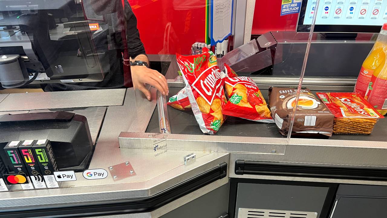 Ware auf dem Kassenband an der Kasse im Supermarkt (Symbolbild): Eine Kassiererin erklärt auf X offen, welches Verhalten sie so richtig nervt.