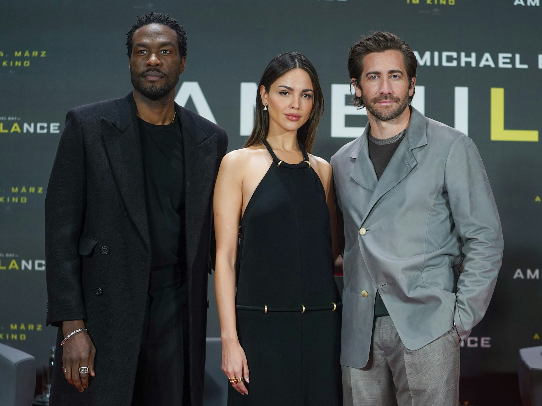 Die Schauspieler Yahya Abdul-Mateen II (l-r), Eiza González und Jake Gyllenhaal kommen zu einem Pressetermin für den Kinofilm "Ambulance" ins Hotel Ritz Carlton am Potsdamer Platz.