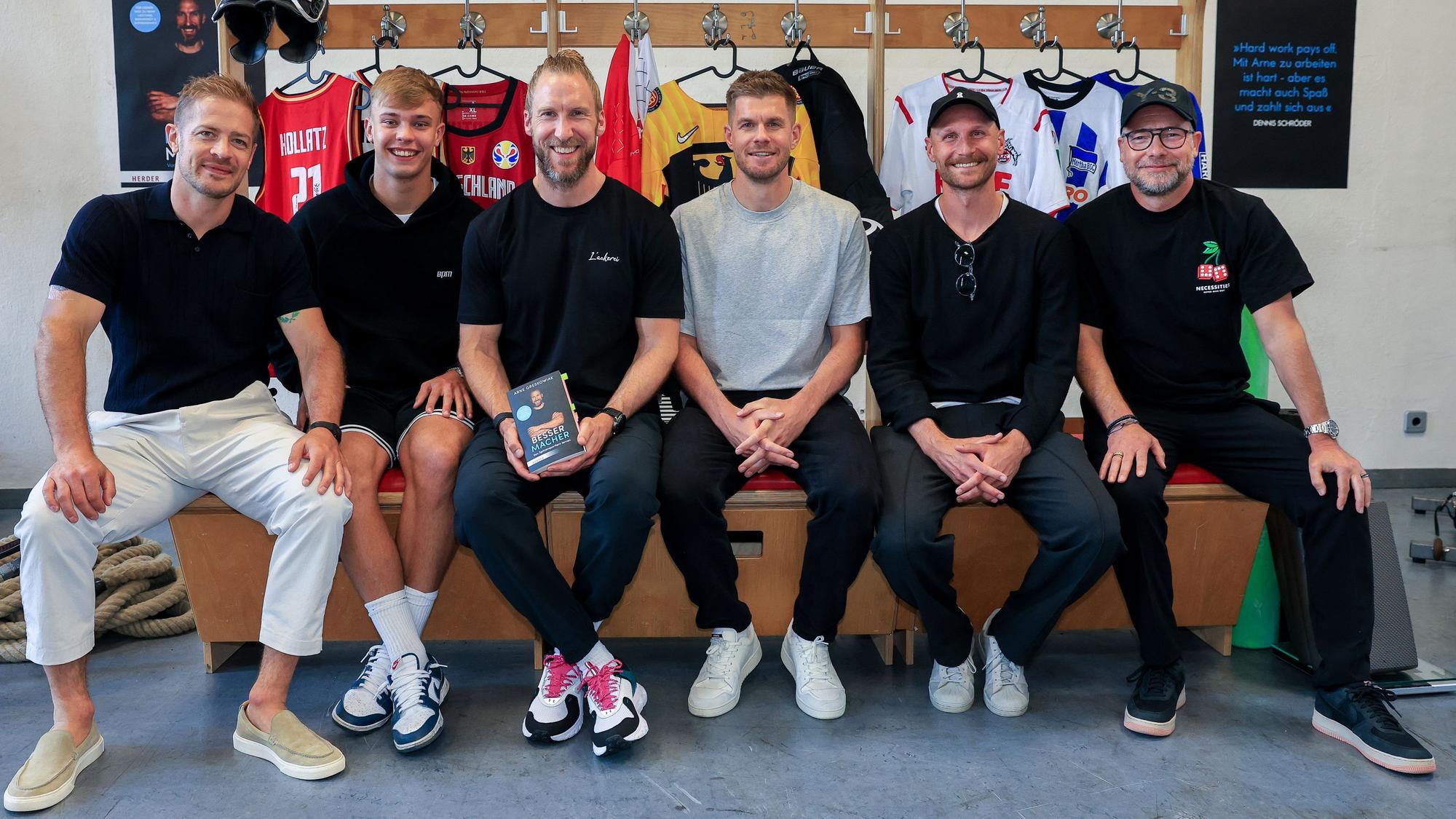 Buchpräsentation "Bessermacher" von Athletikcoach Arne Greskowiak. V.l.: Moritz Müller, Keke Topp, Arne Greskowiak, Simon Terodde, Benedikt Höwedes und Matthias Opdenhövel.