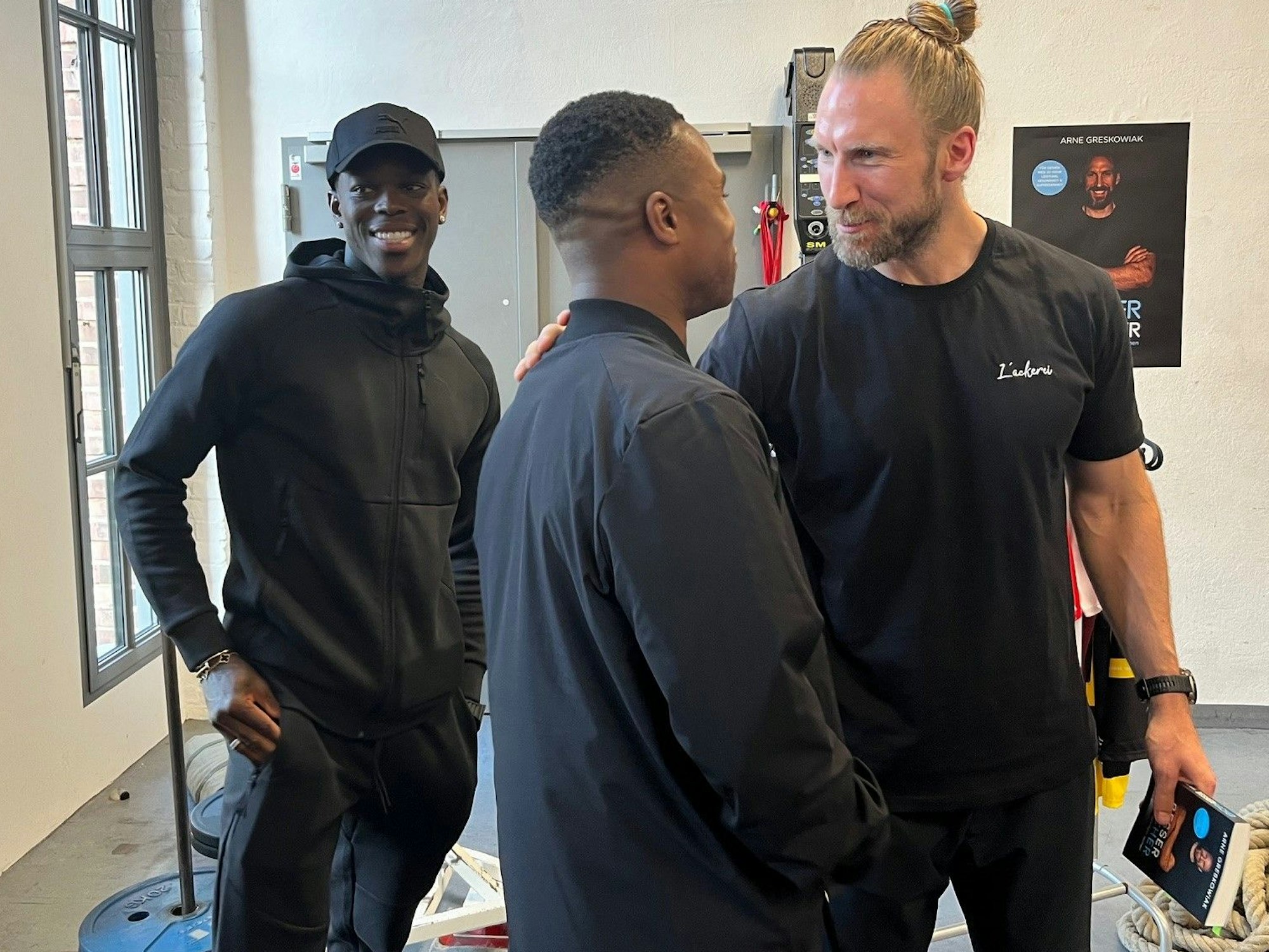 Dennis Schröder, Youssoufa Moukoko und Coach Arne Greskowiak in Köln.
