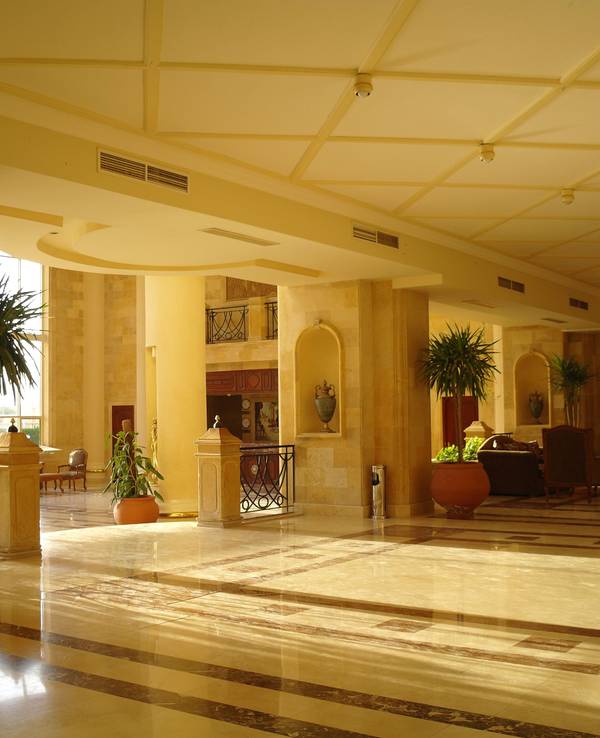 Ein Paar aus Rheinland-Pfalz sitzt nach der FTI-Pleite in Ägypten in ihrem Hotel „Shams Safaga Resort“ fest (Archivbild). Sie berichten davon, dass sie sich mit zusätzlichem Geld freikaufen mussten.