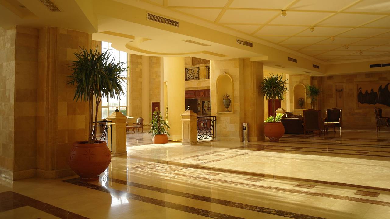 Ein Paar aus Rheinland-Pfalz sitzt nach der FTI-Pleite in Ägypten in ihrem Hotel „Shams Safaga Resort“ fest (Archivbild). Sie berichten davon, dass sie sich mit zusätzlichem Geld freikaufen mussten.