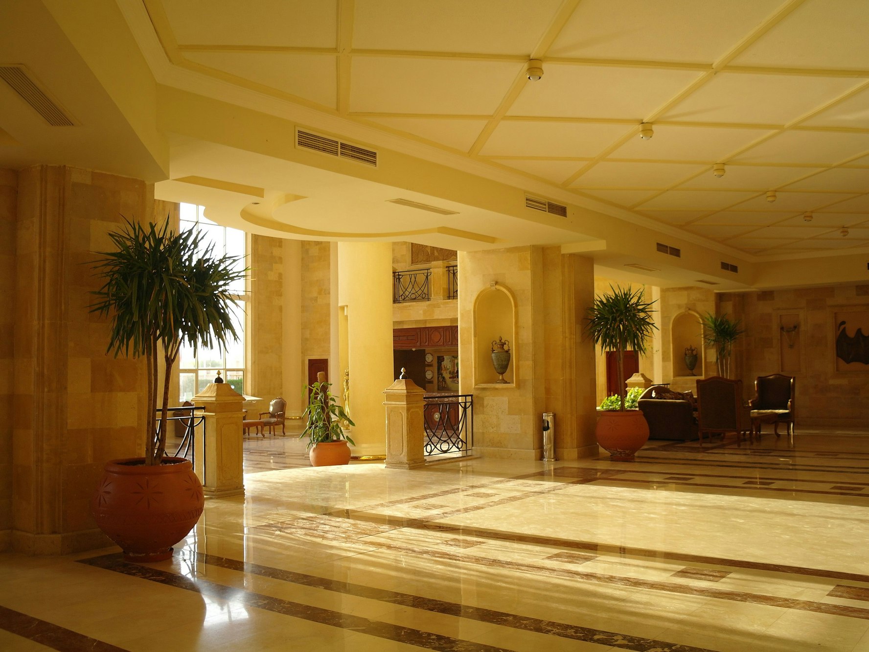 Ein Paar aus Rheinland-Pfalz sitzt nach der FTI-Pleite in Ägypten in ihrem Hotel „Shams Safaga Resort“ fest (Archivbild). Sie berichten davon, dass sie sich mit zusätzlichem Geld freikaufen mussten.