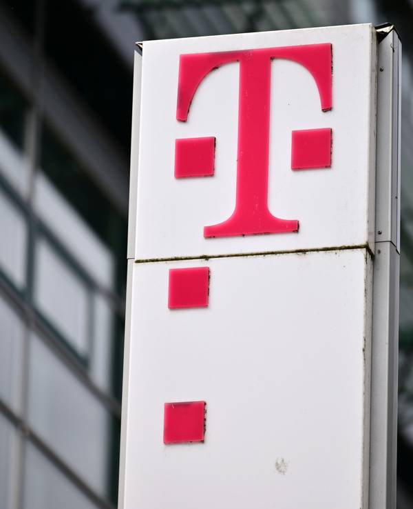Das Logo der Deutschen Telekom AG vor einer Niederlassung am Erfurter Petersberg.
