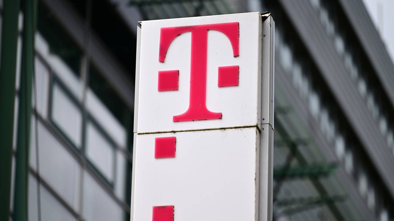 Das Logo der Deutschen Telekom AG vor einer Niederlassung am Erfurter Petersberg.