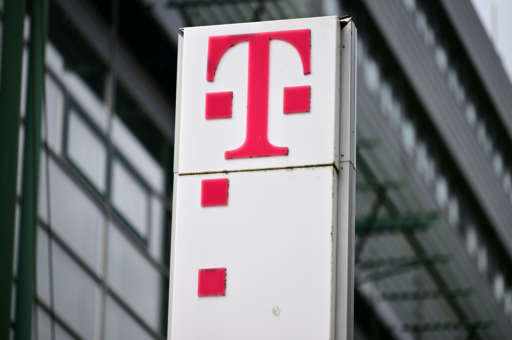 Das Logo der Deutschen Telekom AG vor einer Niederlassung am Erfurter Petersberg.