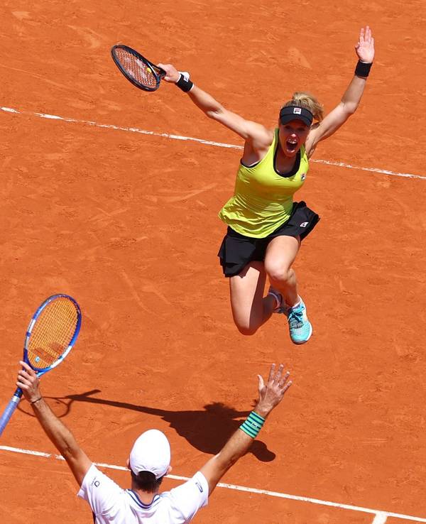 Laura Siegemund springt nach dem Finalsieg vor Freude in die Luft.