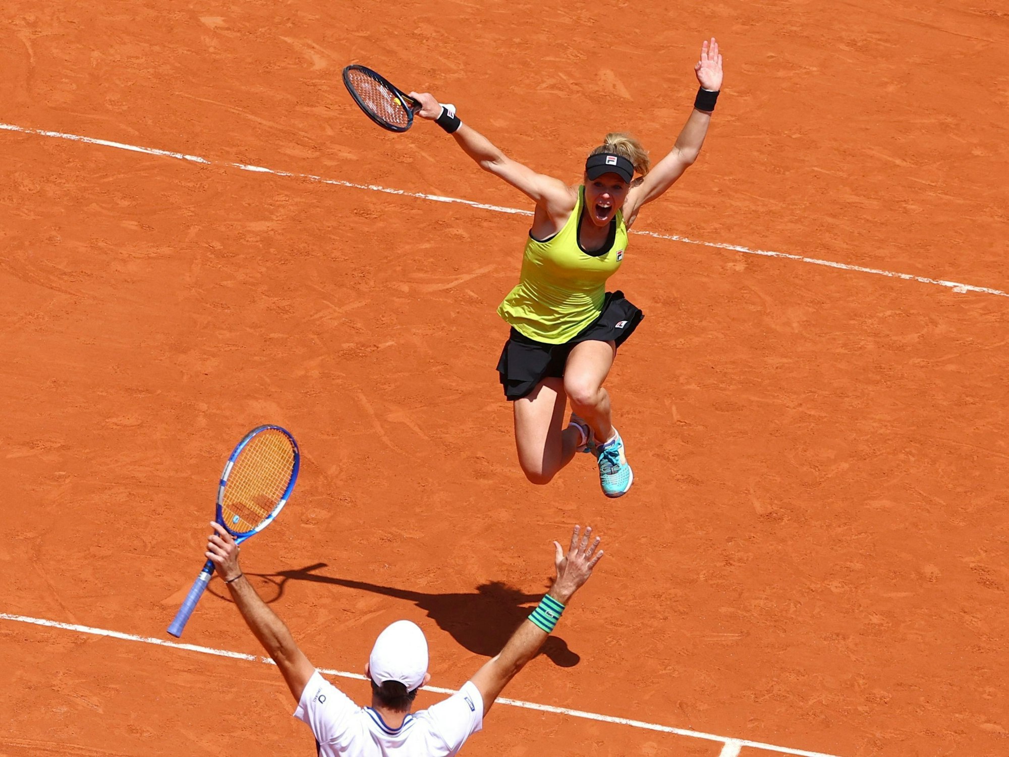 Laura Siegemund springt nach dem Finalsieg vor Freude in die Luft.