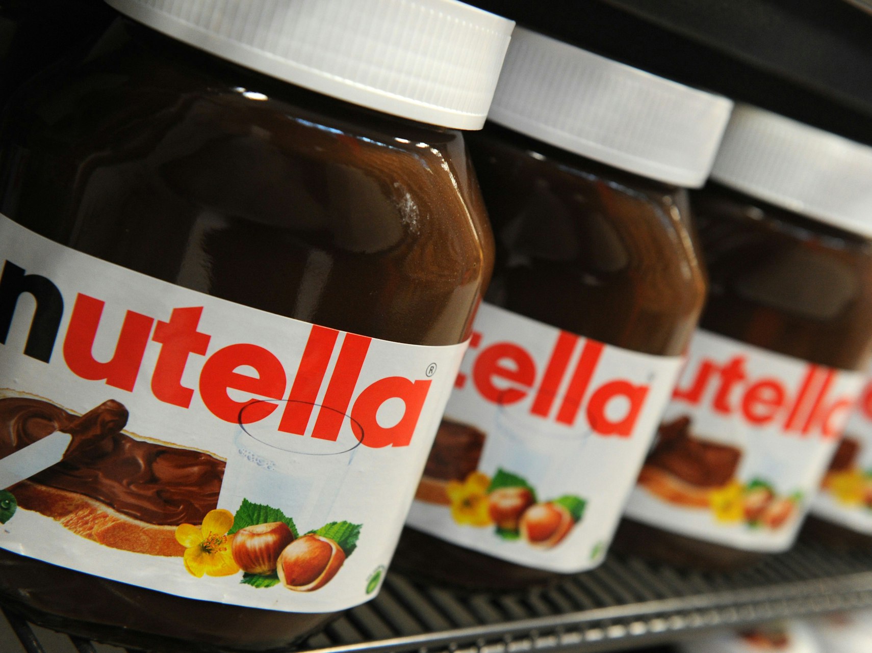 Nutella-Gläser stehen in einem Regal in einem Supermarkt in Hamburg.