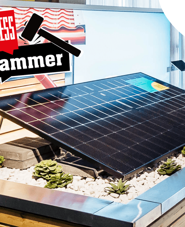 Yuma Balkonkraftwerk an einem Gitterbalkon. Auf dem Bild EXPRESS Hammer Logo.