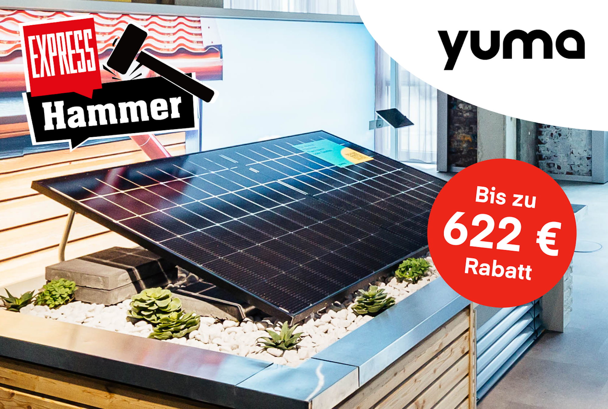 Yuma Balkonkraftwerk an einem Gitterbalkon. Auf dem Bild EXPRESS Hammer Logo.