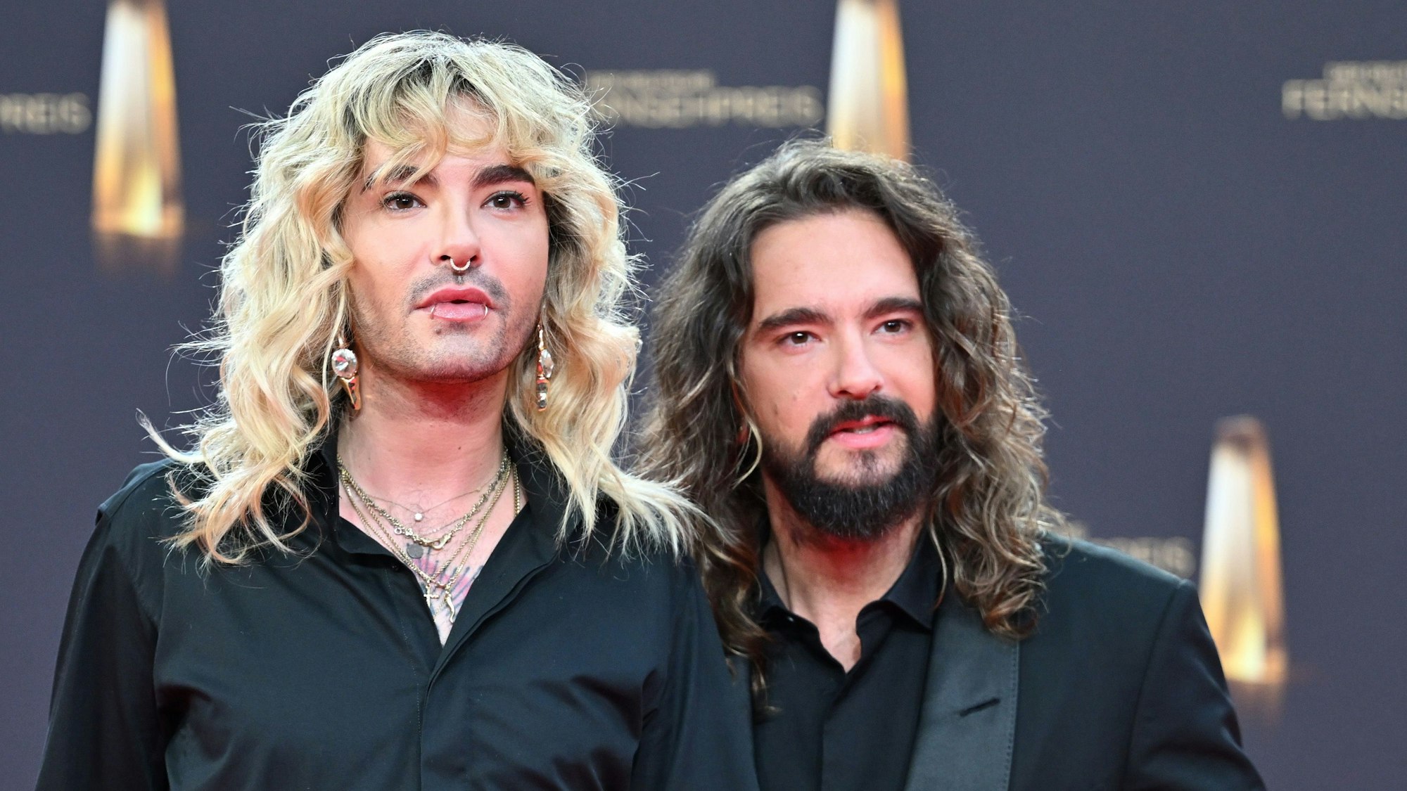 Bill und Tom Kaulitz posieren auf dem roten Teppich.