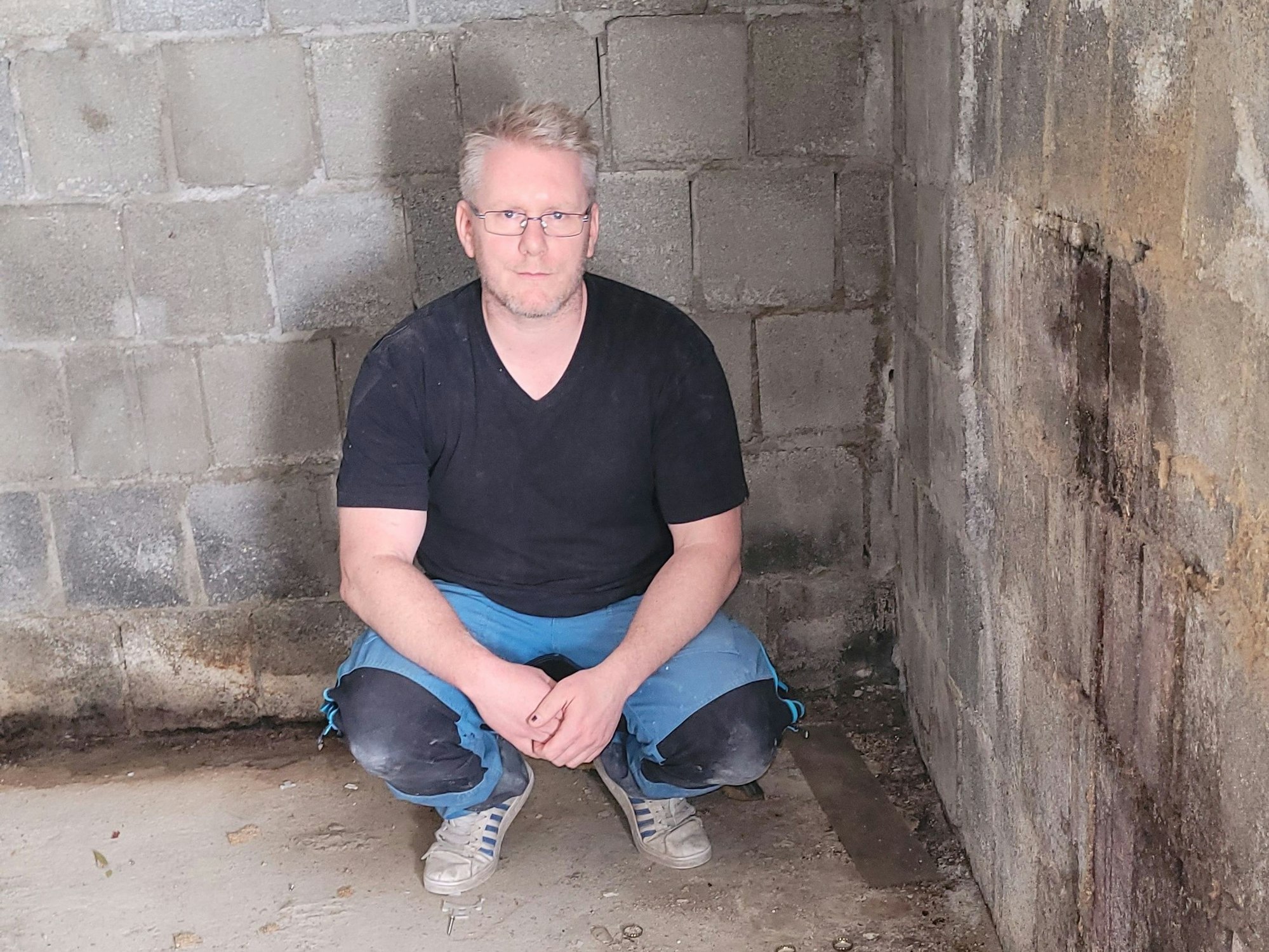 Dirk Biller hockt in seinem Keller.