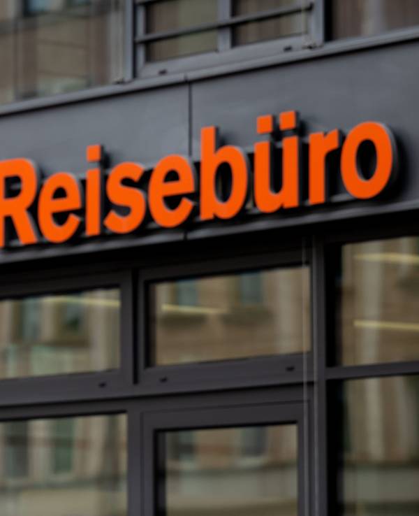 Das Logo des Reiseveranstalters FTI an der Firmenzentrale vor einem Reisebüro in München: Die Insolvenz trifft nun weitere Kundinnen und Kunden.