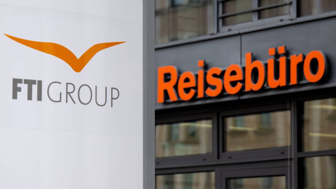 Das Logo des Reiseveranstalters FTI an der Firmenzentrale vor einem Reisebüro in München: Die Insolvenz trifft nun weitere Kundinnen und Kunden.