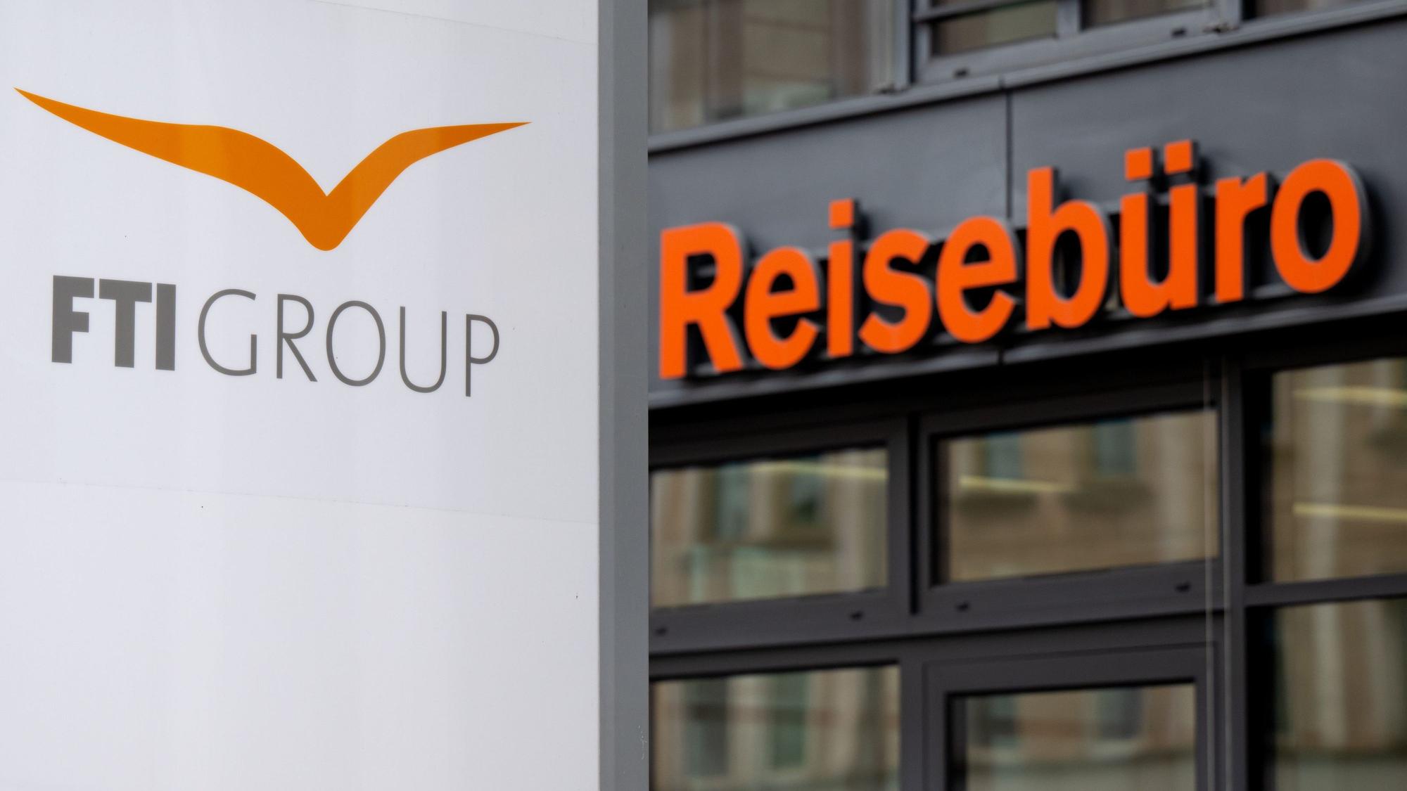 Das Logo des Reiseveranstalters FTI an der Firmenzentrale vor einem Reisebüro in München: Die Insolvenz trifft nun weitere Kundinnen und Kunden.